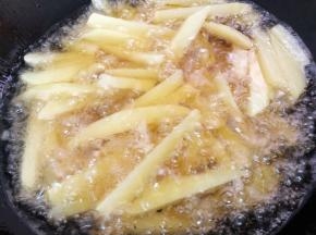 锅里放油，油热后放入土豆炸