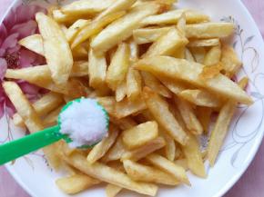 炸好的土豆撒上一勺盐