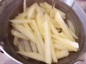 煮好后的土豆再用冷水冲洗一下