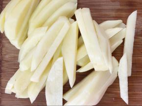 去皮好的土豆切条