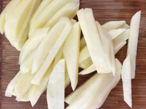 去皮好的土豆切条