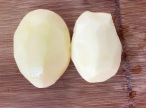 洗好的土豆去皮