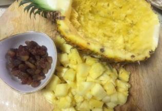 对剖切开分别取出果肉切小丁，葡萄干也切一下