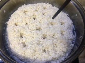 放入蒸格上用筷子插数个洞，以便上汽，大火蒸20分钟左右