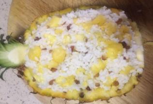 取去了肉的凤梨壳转入拌好的糯米饭