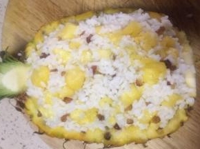取去了肉的凤梨壳转入拌好的糯米饭
