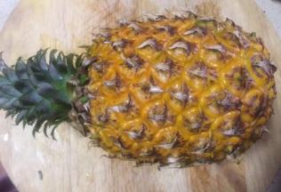 取一个凤梨冲洗表皮