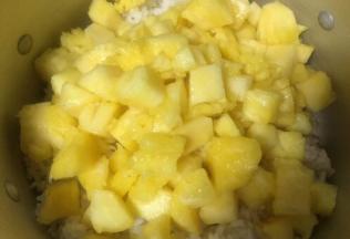 把糯米转入一个稍大的盆里，放入凤梨肉