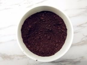 奥利奥饼干碎再用擀面杖擀碎一点，倒在碗里备用。