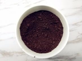 奥利奥饼干碎再用擀面杖擀碎一点，倒在碗里备用。