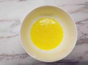 黄油隔水加热融化。