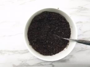 融化好的黄油加入到饼干碎中，将它们搅拌均匀，尽量让所有饼干碎都沾上黄油。