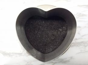 处理好的饼干碎倒入模具中，竖起擀面杖将饼干碎压紧压实。之后放入冰箱冷冻备用。