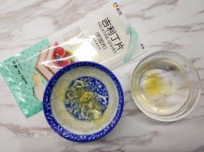 两份吉利丁片分别加入可食用冷水，放入冰箱冷藏备用。