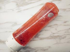 新鲜草莓去蒂后切成小块，加入糖粉和柠檬汁，用果汁机打成草莓泥。