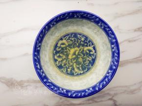 取出泡软的大份的吉利丁片，沥干水分之后隔水加热到融化。