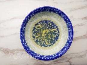 取出泡软的大份的吉利丁片，沥干水分之后隔水加热到融化。