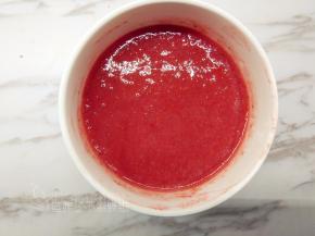 吉利丁液倒入草莓泥中，搅拌均匀。