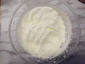 淡奶油打发到出现纹路，但还有流动性的状态，大约6分发。