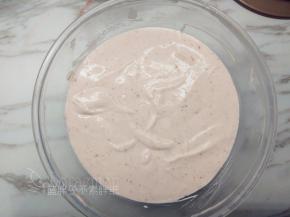 再将草莓泥倒回淡奶油中，继续拌匀，慕斯液就做好了。