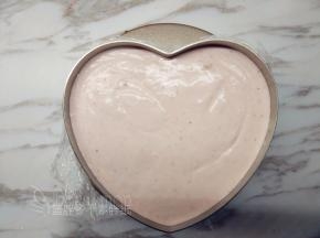 取出冷冻的饼干底，倒入草莓慕斯液，放入冰箱冷冻20分钟。