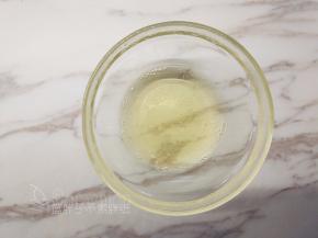 小份的吉利丁片沥干水分，隔水加热到融化。