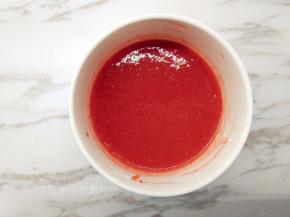 做镜面的草莓一样去蒂切块，加入糖粉、柠檬汁打成泥，接着加入吉利丁液，翻拌均匀。