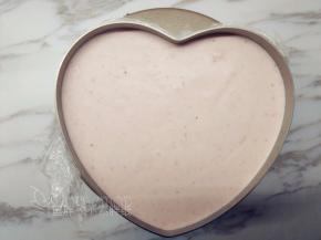 .取出冷冻好的慕斯糊，这时候可以看到它的表面已经稍微凝固，不沾手了。