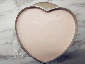 .取出冷冻好的慕斯糊，这时候可以看到它的表面已经稍微凝固，不沾手了。