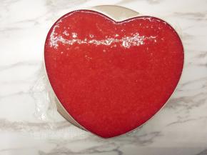 将镜面草莓泥轻轻地倒入模具中，如果表面有气泡就用牙签挑破。接着放入冰箱冷藏过夜。