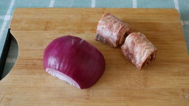准备洋葱 培根