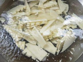 水烧开，加少许盐，倒入笋片，煮沸两分钟，捞出。