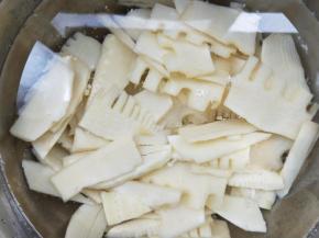 放凉水中浸泡，炒前沥干。