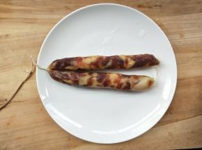 腊肠两根。