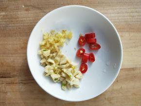 姜末，蒜末，小米辣。