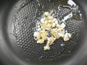 放姜丝蒜末。