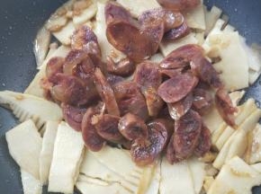 倒入腊肠。