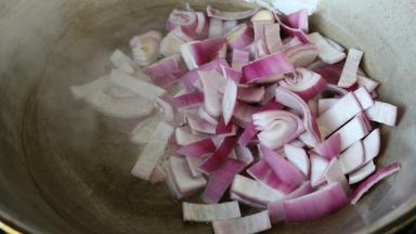 倒油烧热 倒入洋葱炒至透明