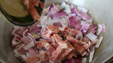 倒入培根翻炒2分钟