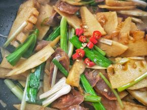 加小米辣，根据个人口味加适量盐和白糖调味，翻炒均匀。