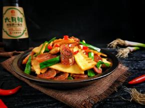 春笋脆脆的，搭配香喷喷的腊肠，太美味了( •̀∀•́ )