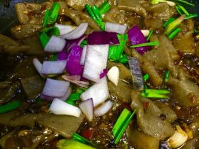 放入洋葱稍炒下即可关火