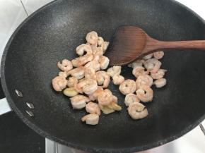 炒至虾仁变色变红断生盛出