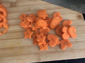 红萝卜去皮切小片，小二非要压出花形，所以我切片后用模具压出花样