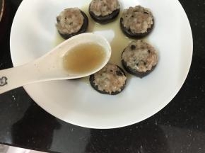 浇在蘑菇上面，大功告成！
蘑菇蒸好后就可以直接食用了，不过为了口感更顺滑细腻，建议打个芡汁，这样更美味，肉丸吃起来也更爽滑！