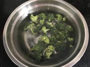 西兰花提前撕小朵泡淡盐水20分钟后洗干净