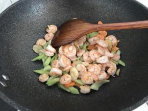 倒入芹菜和虾仁