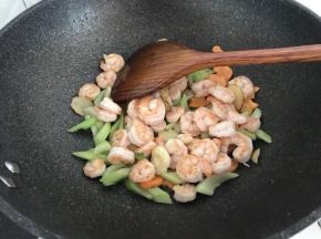 倒入芹菜和虾仁