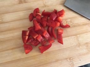 红椒切小片备用