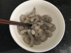 加入半匙料酒，盐，胡椒粉腌制十分钟入味